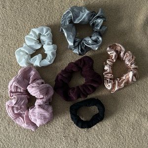 Set of pink hair ties
